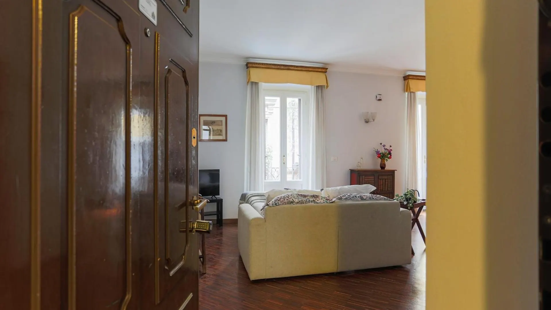 The Best Rent - Spacious One-Bedroom Apartment Near The Columns Of San Lorenzo Milánó Olaszország